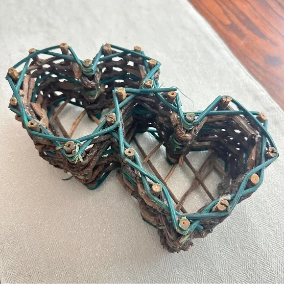 Vintage Rustic Heart-Shaped Wicker wall Basket - Picture 1 of 7